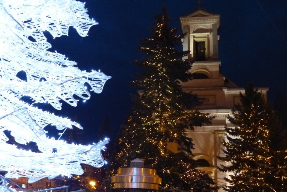 Ilustračný obrázok k článku Z popradskej vianočnej je zimná výzdoba: Prípravy v centre vrcholia