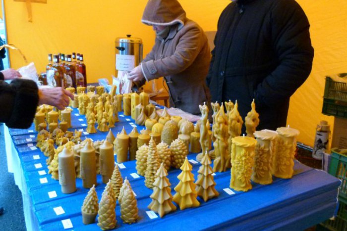 Ilustračný obrázok k článku Predvianočná atmosféra v Jelšave? Ľudí pri kostole čakal kopec maškŕt