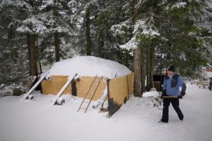 Ilustračný obrázok k článku Chatár Petrás opäť stavia ľadový betlehem: Sneh naň musí hádzať z rebríka