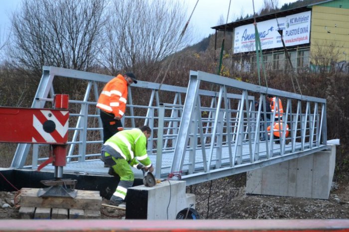 Ilustračný obrázok k článku Práce na hradnej cyklotrase napredujú: Pribudol nový most