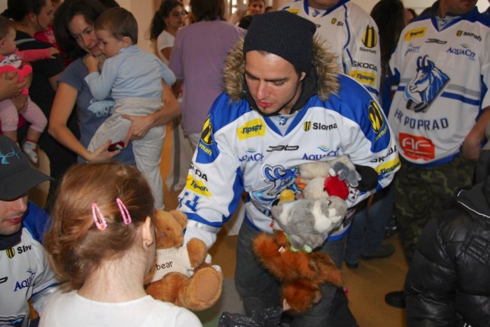 Ilustračný obrázok k článku Duel HK Poprad vs. HC Košice? Fanúšikovia môžu zahádzať ľad plyšovými hračkami!