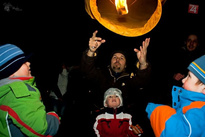 Ilustračný obrázok k článku Na vypúšťaní lampiónov až 250 mladých!