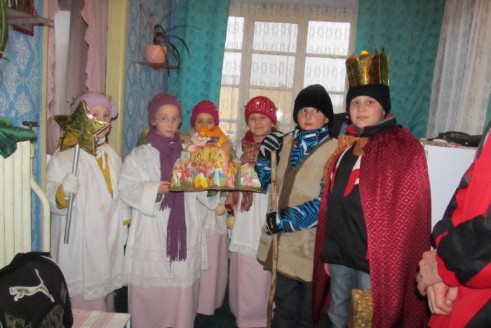 Ilustračný obrázok k článku Mladí chlapci a dievčatá cez sviatky nelenili: Ako koledníci zbierali peniaze pre ľudí v núdzi