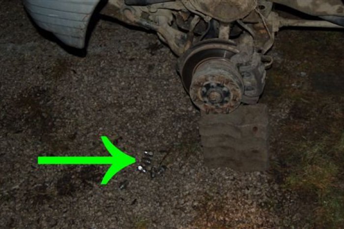 Ilustračný obrázok k článku Dôkladná zlodejina: Auto zostalo bez jediného kolesa!