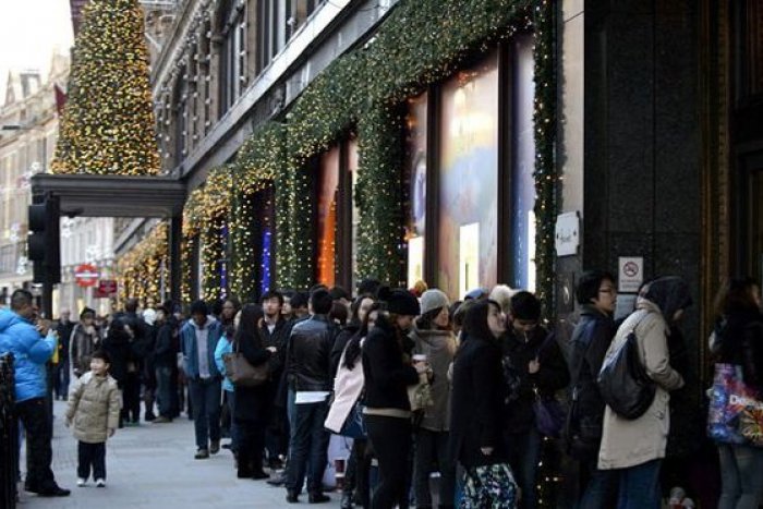 Ilustračný obrázok k článku Takto vyzerajú povianočné výpredaje v zahraničí: Dlhé rady a tisíce nedočkavých ľudí