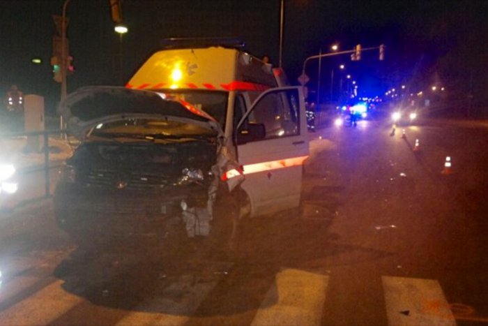 Ilustračný obrázok k článku V Poprade havarovala sanitka. Pri nehode sa zranili traja záchranári