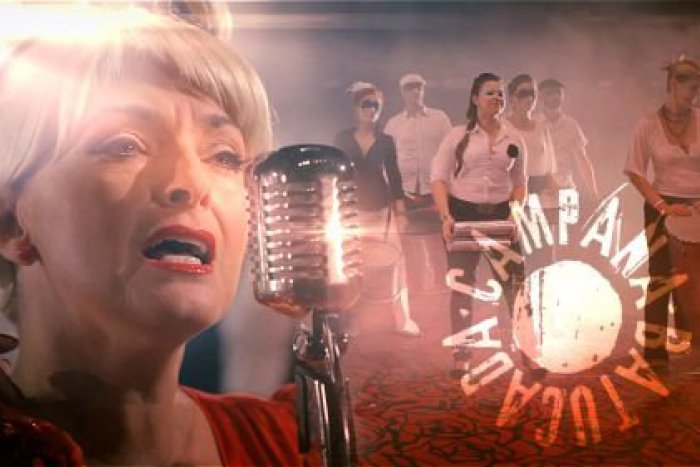 Ilustračný obrázok k článku Dvadsať bubeníkov a Eva Pavlíková. Vieme, ako sa nakrúcal videoklip