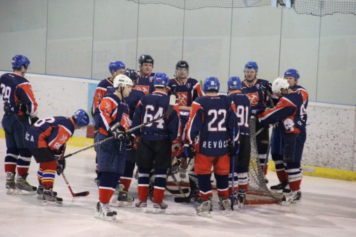 Ilustračný obrázok k článku Gólová kanonáda revúckych hokejistov. V každej tretine uštedrili súperovi 5 gólov