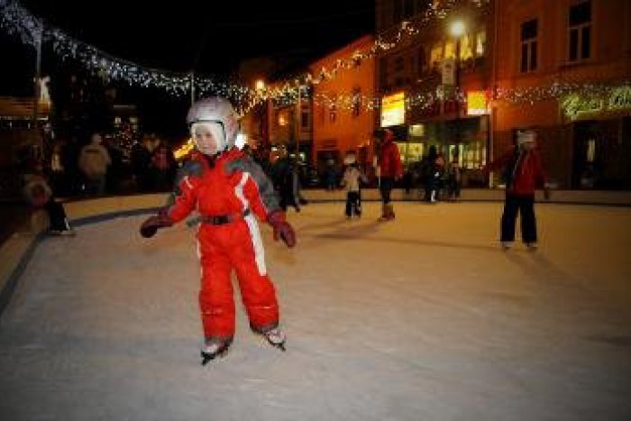 Ilustračný obrázok k článku Teploty stúpajú. Korčuľovanie na námestí sa skončilo