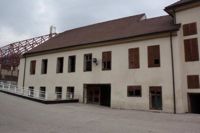 Ilustračný obrázok k článku Pripití mladiství ničili okenice na kaštieli sv. Žofie!