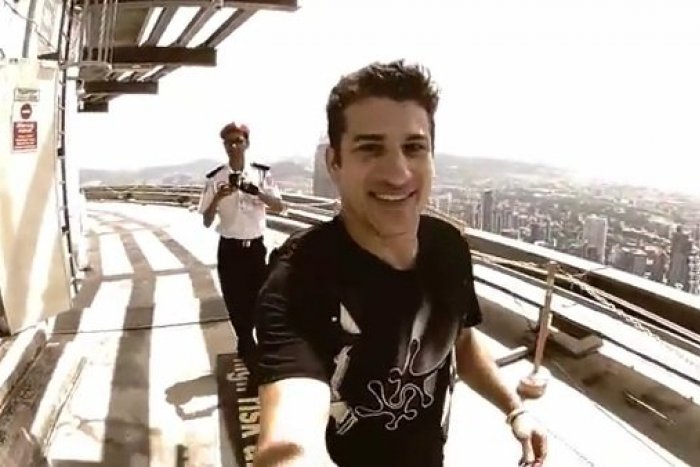 Ilustračný obrázok k článku Dych vyrážajúce zábery: Mladíci skočili z takej výšky, že sa vám zatočí hlava