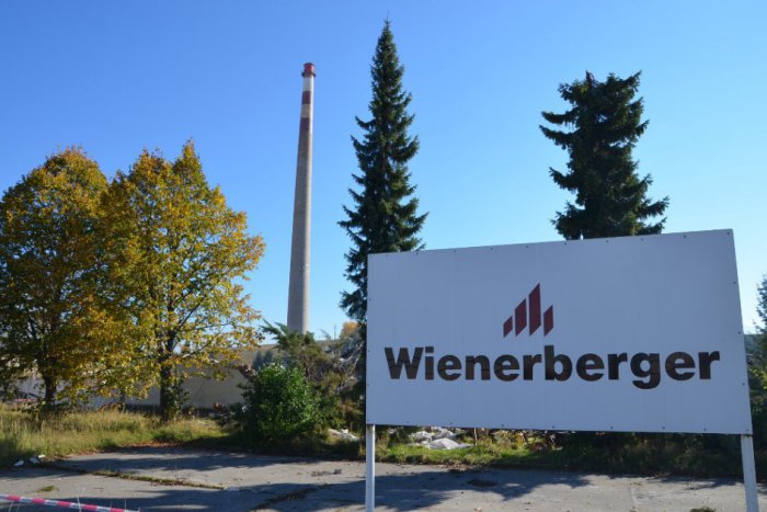 Ilustračný obrázok k článku Nedeľa poobede: Symbol ružomberských tehelní padne na zem