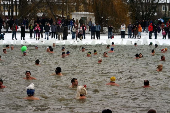 Ilustračný obrázok k článku Stovky otužilcov na Hangócke: Ľadové medvede sa stretnú v nedeľu!