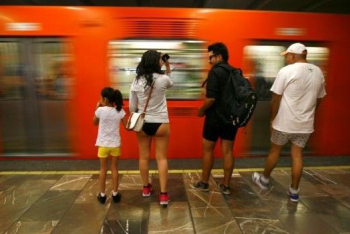 Ilustračný obrázok k článku Deň bez nohavíc: Cestujúci sa začali vyzliekať, pozrite si to