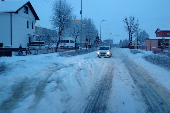 Ilustračný obrázok k článku Prinášame pohľad na východoslovenské cesty. Dopravu komplikuje sneženie