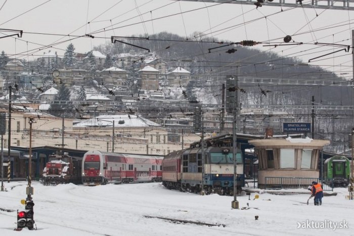 Ilustračný obrázok k článku Železnica v BA kolabovala: Príbeh rýchlika R1613 na ceste do Ružomberka