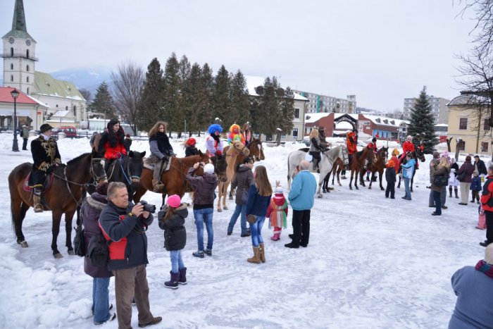 Ilustračný obrázok k článku VIDEO: Fašiangy v Revúcej odštartoval sprievod po meste