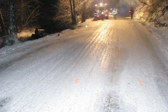 Ilustračný obrázok k článku Vodiči aj chodci dávajte si bacha! Poľadovica je v celom Banskobystrickom kraji