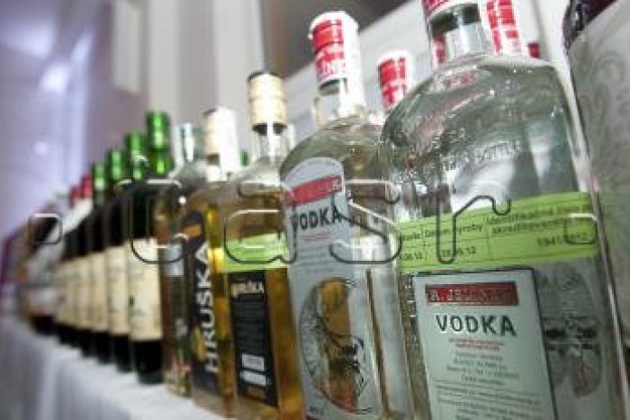 Ilustračný obrázok k článku Lukáš (18) v predajni: Jednu fľašu zaplatiť, druhú pod bundu