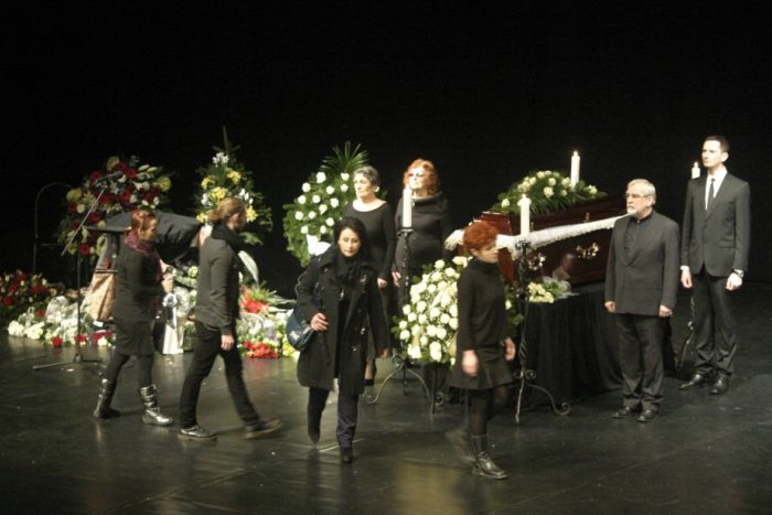 Ilustračný obrázok k článku Posledný potlesk pre Jozefa Dóczyho (†83): Pozrite si rozlúčku z divadla