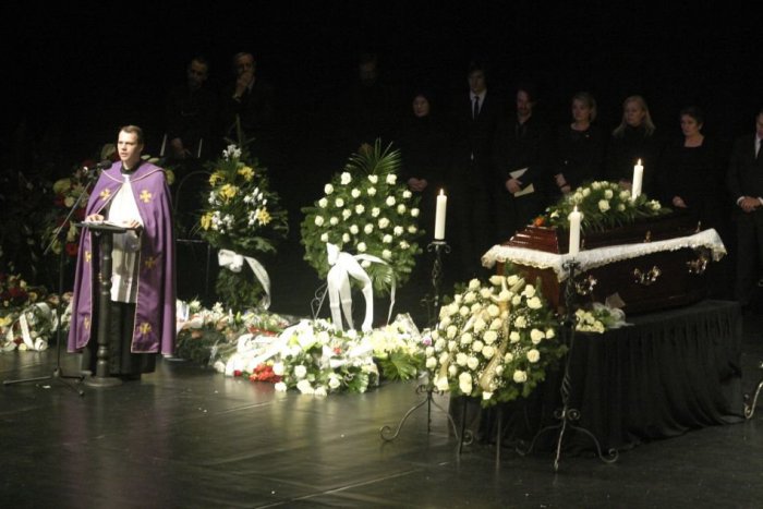 Ilustračný obrázok k článku Sledovali sme ONLINE: Nitra dala posledné zbohom svojmu veľkému hercovi