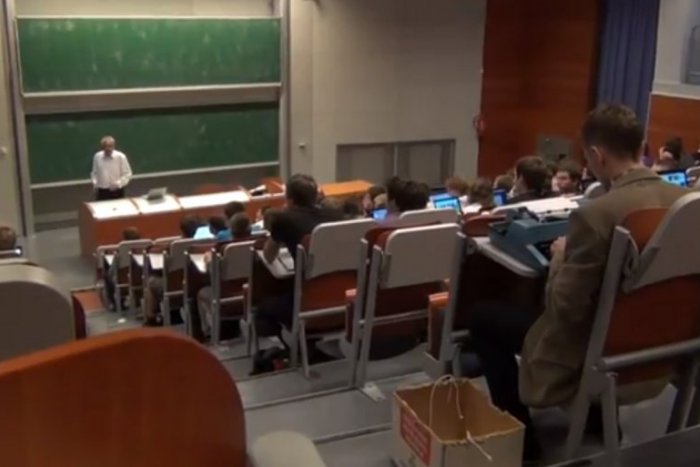 Ilustračný obrázok k článku Toto video vás zaručene pobaví: Dávid si klepal prednášku na písacom stroji