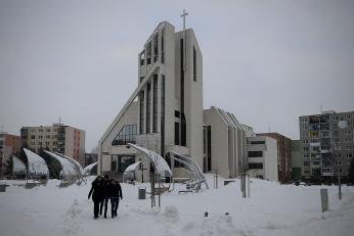 Ilustračný obrázok k článku Nový kostol na Juhu stojí už 15 rokov. Zasvätený je sv. Cyrilovi a Metodovi