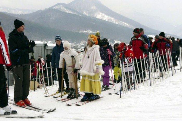 Ilustračný obrázok k článku V Muráni vďaka počasiu spustili vlek: Lyžiari sa po svahu premávali v maskách