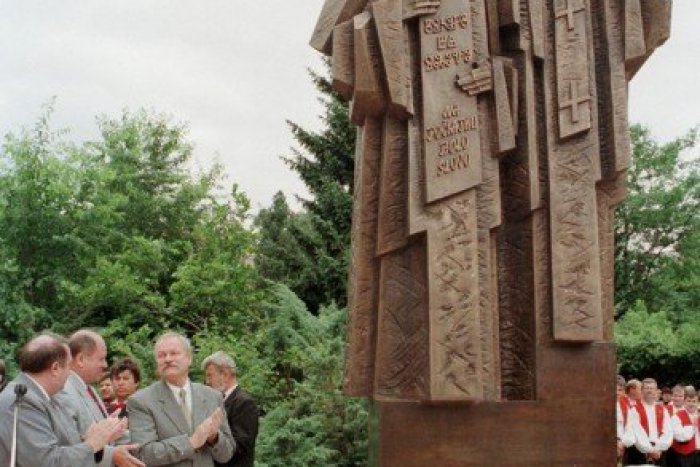 Ilustračný obrázok k článku Súsošie sv. Cyrila a Metoda v parku v Prievidzi sa zatiaľ otáčať nebude