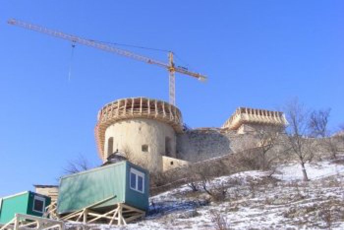 Ilustračný obrázok k článku Obnova Krásnej Hôrky pokračuje: Hrad už má konečne novú strechu