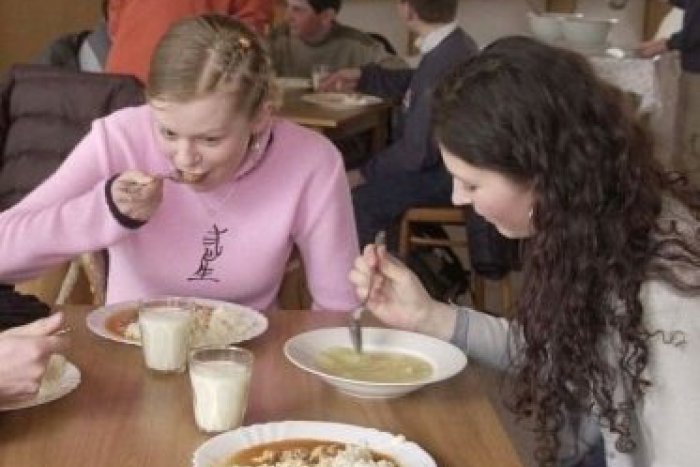 Ilustračný obrázok k článku Ako to vyzerá v školských jedálňach? Zlá hygiena, zmrazovanie zvyškov mäsa a plesne!