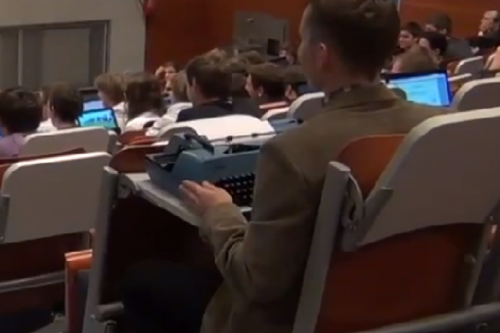 Ilustračný obrázok k článku Toto video vás zaručene pobaví: David si klepal prednášku na písacom stroji