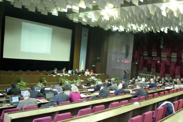 Ilustračný obrázok k článku Sledovali ste online: Poslanci o osude budovy kina Lipa aj o reklamných zariadeniach