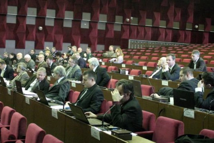 Ilustračný obrázok k článku Sledovali ste ONLINE: Poslanci o parkovaní a nájomných bytoch