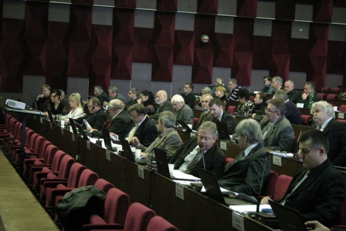 Ilustračný obrázok k článku Poslanci si obliekli montérky: Na Klokočine opravili plot materskej školy