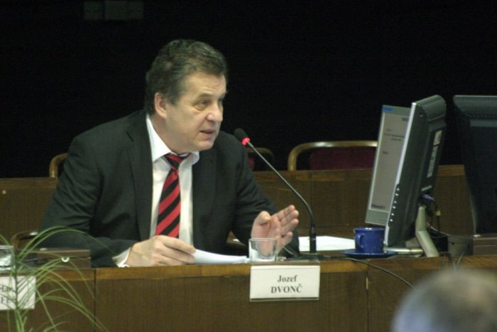 Ilustračný obrázok k článku Mestskí poslanci rokovali o dôležitých témach: Prebrali aj Zoborské kasárne