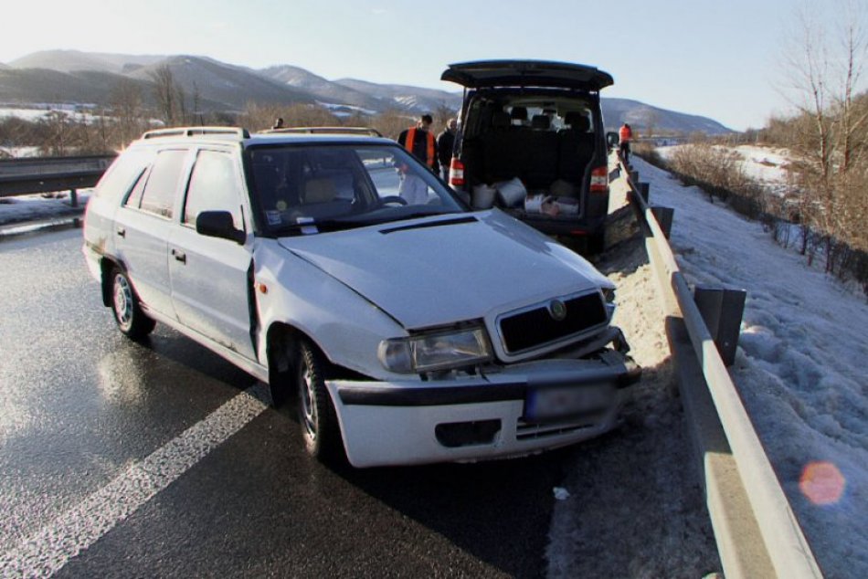 Ilustračný obrázok k článku Na ceste sa zrazilo 5 áut: Dieťa (9) previezli do nemocnice