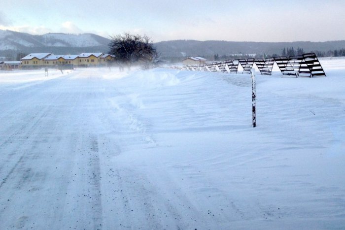 Ilustračný obrázok k článku V piatok bude fúkať silný vietor. Na cestách sa tvoria snehové jazyky