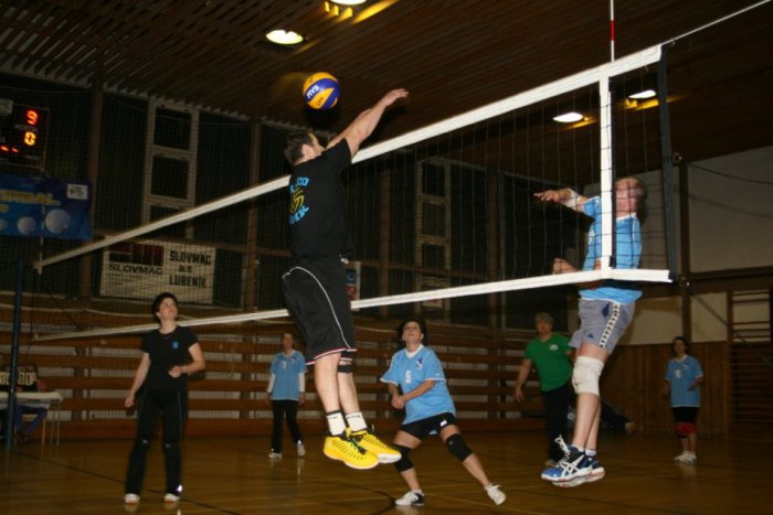 Ilustračný obrázok k článku OBRAZOM: Učitelia predviedli, ako im ide volejbal