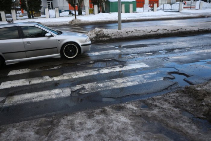 Ilustračný obrázok k článku Nechcete cesty ako golfové ihrisko? Dajte radnici tipy na jamy, ktoré vás štvú!