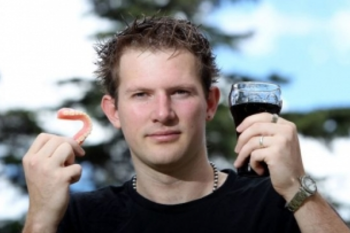 Ilustračný obrázok k článku Mladík pil denne litre koly, v 25-ke mu vypadali všetky zuby