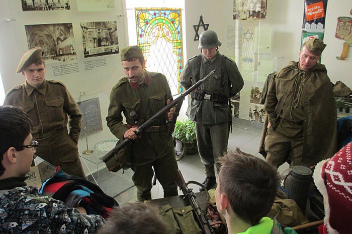 Ilustračný obrázok k článku Guľomety, náboje a živí vojaci: Takto história ožila v Liptovskom Mikuláši