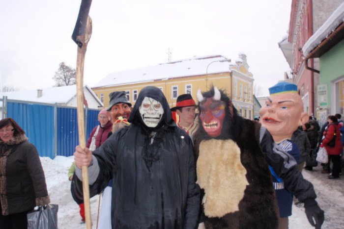 Ilustračný obrázok k článku Veselí Ludrovci: Aj kandeláber sa musí mať na pozore