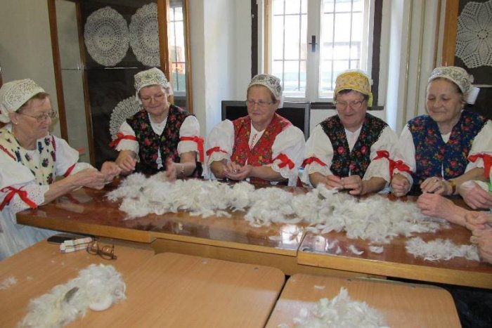 Ilustračný obrázok k článku Zlaté Moravce sa vrátili v čase: Takto kedysi prebiehali dedinské páračky...