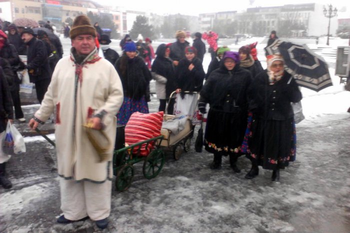 Ilustračný obrázok k článku Veselica aj napriek zlému počasiu: Pozrite si, ako Nitra ožila fašiangami