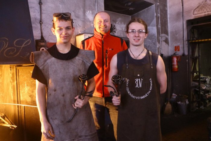 Ilustračný obrázok k článku Kremnickí kováči a ich zlaté ručičky: Pozrite si, ako vyrábajú ruže pre obete šialenca Breivika