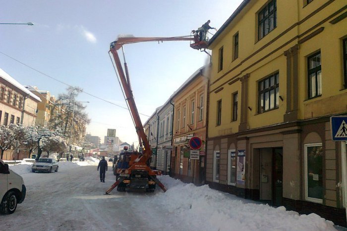 Ilustračný obrázok k článku Majitelia nehnuteľností pozor: Nebezpečné cencúle musia preč!