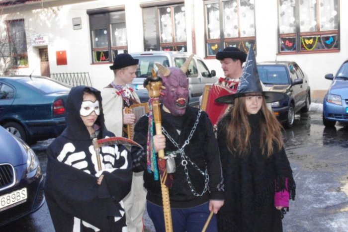 Ilustračný obrázok k článku Fašiangom dali bodku aj v Rimavskej Sobote. Sprievod v maskách rozveselil ľudí v meste