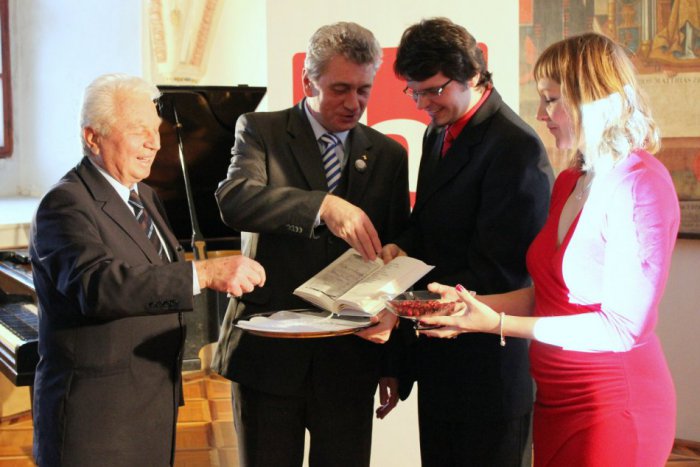 Ilustračný obrázok k článku Mesto Hlohovec predstavilo nové logo a knihu Mariána Kamenčíka