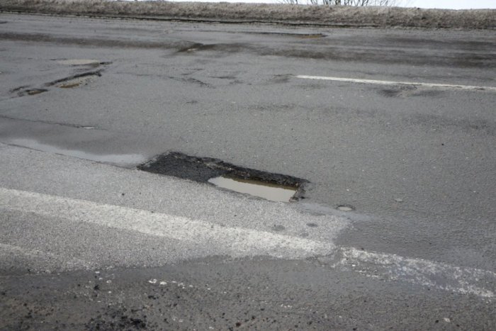 Ilustračný obrázok k článku Mesto postupne začína s plátaním vozoviek: Prečítajte si podrobnosti...